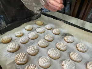 How to Make Crunchy Almond Cookies