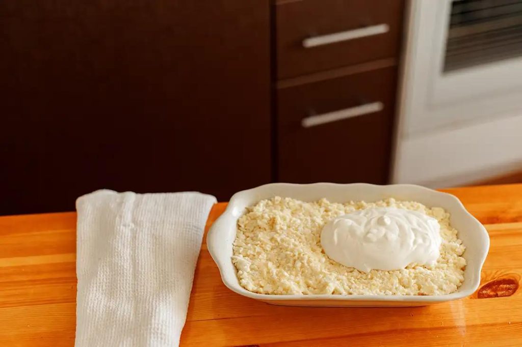 cooking-homemade-cottage-cheese-toast